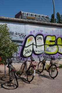 Allemagne (Germany), Berlin, Friedrichshain, immeuble, ancien Berlin Est, East Side Gallery, artistes ayant realise des oeuvres sur le mur,