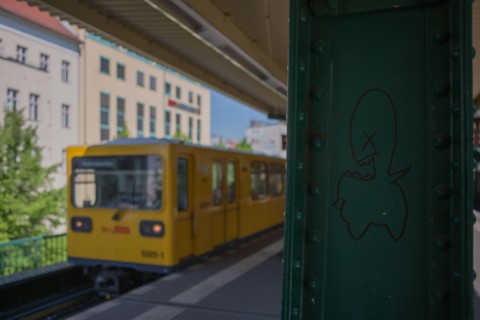 Allemagne (Germany), Berlin, Prenzlauer Berg, S-Bahn, train, metro, transport en commun, graffiti sur un pilier,