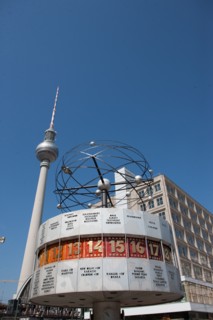 Allemagne (Germany), Berlin, Alexanderplatz, Tour Fernsehturm, tour de television de Berlin Est, horloge universelle,