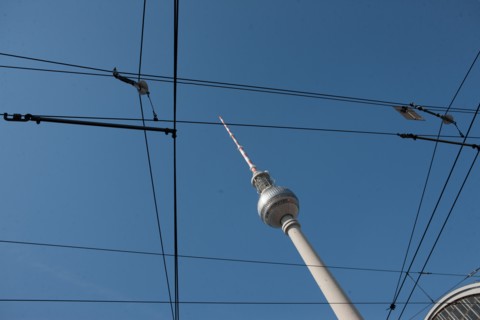 Allemagne (Germany), Berlin, Alexanderplatz, Tour Fernsehturm, tour de television de Berlin Est, cables du tramway