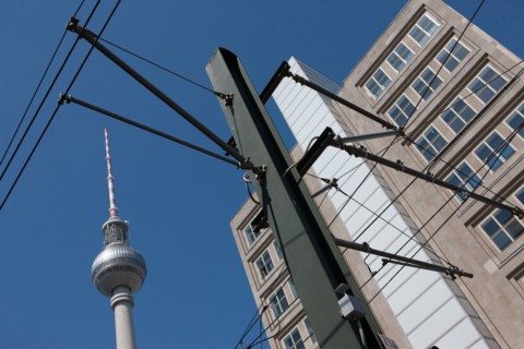Allemagne (Germany), Berlin, Alexanderplatz, Tour Fernsehturm, tour de television de Berlin Est, cables du tramway