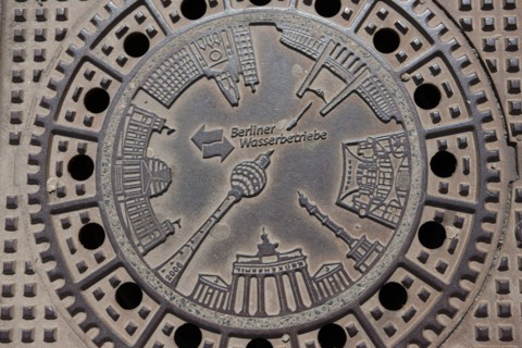 Allemagne (Germany), Berlin, Alexanderplatz, Tour Fernsehturm, tour de television de Berlin Est, plaque d'egout,