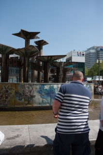 Allemagne (Germany), Berlin, Alexanderplatz, Tour Fernsehturm, tour de television de Berlin Est, fontaine et pull raye,