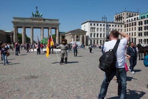 Allemagne (Germany), Berlin, Porte de Brandebourg, au bout de la Friederichstrasse, ostalgie, tourisme nostalgique de l'Allemagne de l'Est,