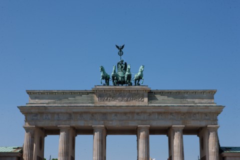 Allemagne (Germany), Berlin, Porte de Brandebourg, au bout de la Friederichstrasse, detail du sommet de la porte, colonnade, sculpture,