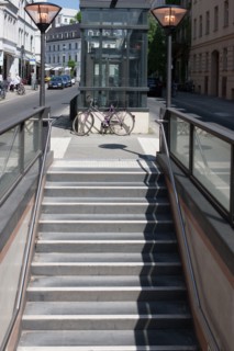 Allemagne (Germany), Berlin, Scheunenviertel, quartier des Granges, Postfuhramt, rue et entree de metro, escaliers,