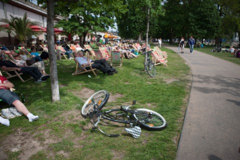 Allemagne (Germany), Berlin, Museuminsell (Ile aux Musees), Monbijou Park, transats sur la pelouse au bord de la Spree,