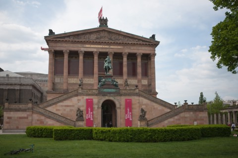 Allemagne (Germany), Berlin, Museuminsell (Ile aux Musees), Alte Nationalgalerie, Musee des Beaux-Arts, colonnade