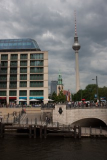 Allemagne (Germany), Berlin, Museuminsell (Ile aux Musees), berges de la Spree, remontant vers Alexanderplatz, Karl-Liebknecht Strasse, Tour Fernsehturm, tour de television de Berlin Est,