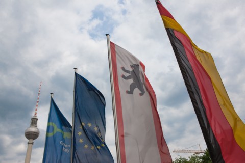 Allemagne (Germany), Berlin, Museuminsell (Ile aux Musees), remontant vers Alexanderplatz, Karl-Liebknecht Strasse, Tour Fernsehturm, tour de television de Berlin Est, drapeaux,