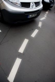 Allemagne (Germany), Berlin, avenue remontant vers Alexanderplatz, Karl-Liebknecht Strasse, ligne pointillee irreguliere,
