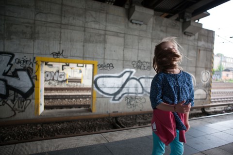 Allemagne (Germany), Berlin, voies du S-Bahn, Berlin Tegel, enfant sur le quai,