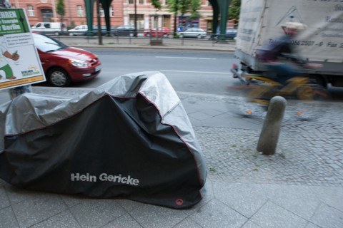 Allemagne (Germany), Berlin, Prenzlauer Berg, rue sous le metro, S-Bahn, moto recouverte par une bache,