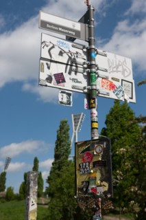 Allemagne (Germany), Berlin, Prenzlauer Berg, Mauer Park, vestiges du Mur de Berlin, panneaux et stickers,
