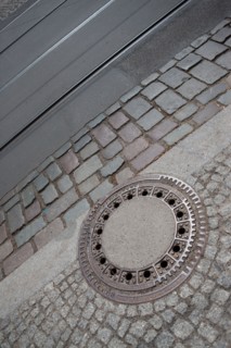 Allemagne (Germany), Berlin, Prenzlauer Berg, plaque d'egout, rue, rails,