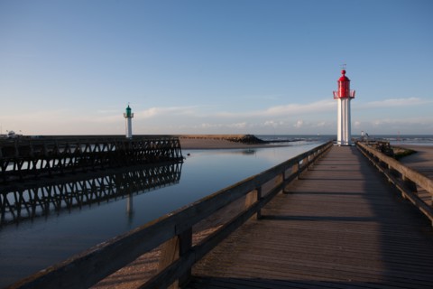France, region Basse Normandie, Calvados, Cote fleurie, Trouville-sur-Mer, plage, jetee, estacade, phare, mer
