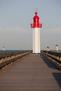 France, region Basse Normandie, Calvados, Cote fleurie, Trouville-sur-Mer, plage, jetee, estacade, phare, mer