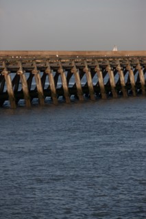 France, region Basse Normandie, Calvados, Cote fleurie, Trouville-sur-Mer, plage, jetee, estacade, phare, mer