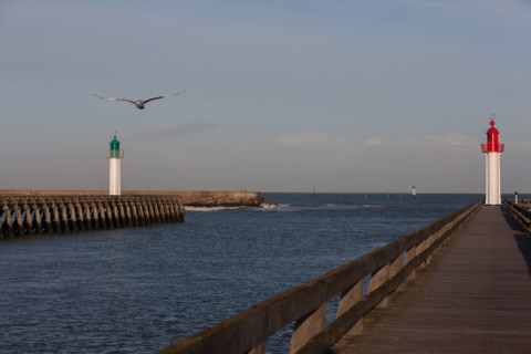 France, region Basse Normandie, Calvados, Cote fleurie, Trouville-sur-Mer, plage, jetee, estacade, phare, mer