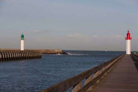 France, region Basse Normandie, Calvados, Cote fleurie, Trouville-sur-Mer, plage, jetee, estacade, phare, mer