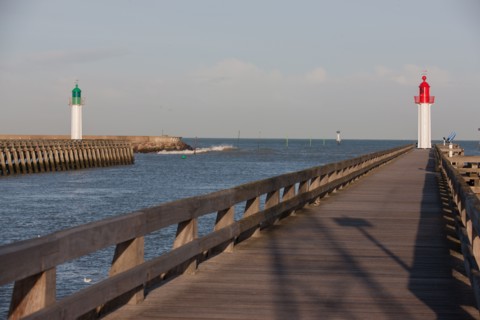 France, region Basse Normandie, Calvados, Cote fleurie, Trouville-sur-Mer, plage, jetee, estacade, phare, mer