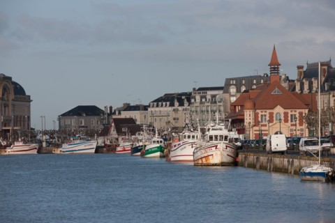 France, region Basse Normandie, Calvados, Cote fleurie, Trouville-sur-Mer, quai Fernand Moureaux, bateaux a quai,