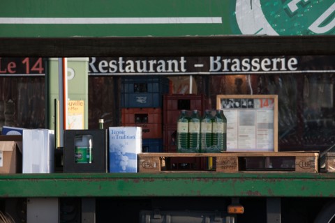 France, region Basse Normandie, Calvados, Cote fleurie, Trouville-sur-Mer, quai Fernand Moureaux, camion de livraison devant restaurant,