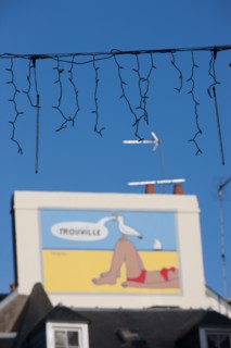 France, region Basse Normandie, Calvados, Cote fleurie, Trouville-sur-Mer, rue des Bains, decorations de Noel et au fond, mur peint de Savignac,