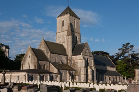 France, region Haute Normandie, Seine Maritime, pays des hautes falaises, Etretat, cimetiere allie, eglise,