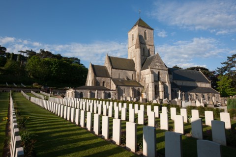 France, region Haute Normandie, Seine Maritime, pays des hautes falaises, Etretat, cimetiere allie, eglise,