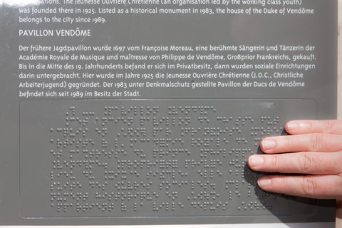 France, Ile de France, Hauts-de-Seine, ville de Clichy-la-Garenne, Pavillon Vendome, Centre d'Art contemporain, panneau, signaletique, braille,
Copyright notice: CRT PIdF