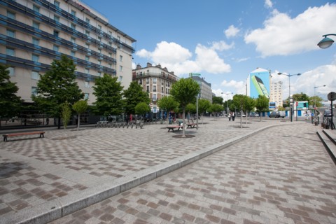 France, Ile de France, Hauts-de-Seine, ville de Clichy-la-Garenne, place des Nations Unies, hotels, Holiday Inn, Ibis,
Mention obligatoire : CRT PIdF