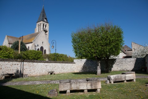 France, Ile de France, Essonne, Milly-la-Foret, eglise depuis le jardin du Centre d'Art contemporain,
Mention obligatoire : CRT PIdF