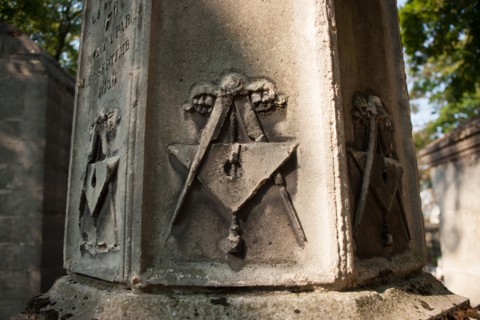 France, Ile de France, Paris 20e arrondissement, cimetiere du Pere Lachaise, 28e division, sepulture des architectes Bernier, Percier et Fontaine, stele avec des symboles maconniques dessines par Perc...