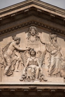 France, Ile de France, Paris 1er arrondissement, musee du Louvre, colonnade du Louvre, architecte Claude Perrault, detail portail, Napoleon 1er, relief, fronton,