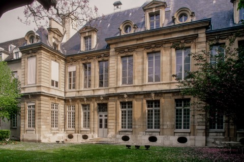 France, Ile de France, Paris 5e arrondissement, 47 quai des Tournelles, Hotel Miramion, ancien musee de la Medecine, desormais propriete privee, facade sur jardin,