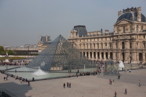 France, Ile de France, Paris 1er arrondissement, musee du Louvre, aile Denon, vue sur la place de la pyramide et le pavillon Richelieu,