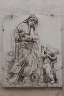 France, Ile de France, Paris 4e arrondissement, 48 rue de Sevigne, bas relief, vestige de l'ancienne fontaine Popincourt, La Charite, sculpteur Fortin
Mention obligatoire : CRT PIdF