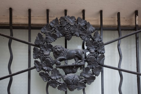 France, Région Ile de France, Paris 3e arrondissement, le Marais, détail grille et médaillon lion,