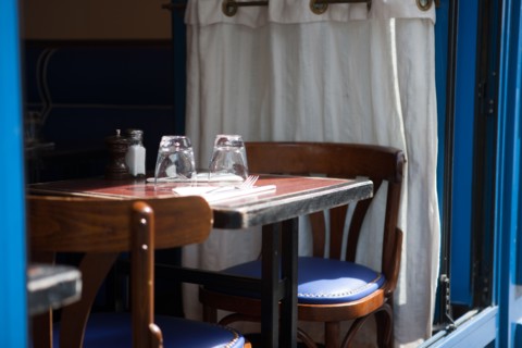 France, Région Ile de France, Paris 4e arrondissement, le Marais, Rue des Minimes, détail table de