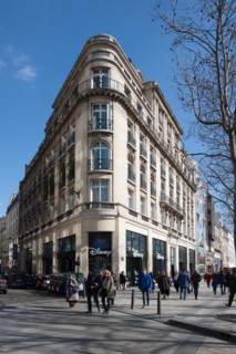 Paris 8e arrondissement,  angle de la rue du Colisée et de l'avenue des Champs Elysées