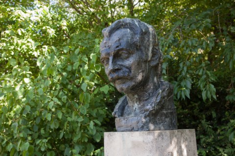 Parc Georges Brassens, Buste De Georges Brassens par Le Sculpteur Andre Greck