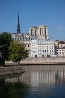 Vue Sur La Pointe D El'IleSaint Louis Et le quai Aux Fleurs De L'Ile De La Cité Depuis Le Pont Louis Philippe,