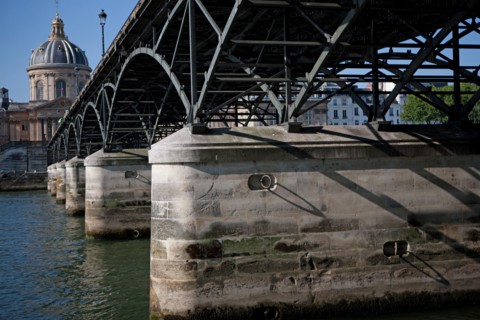 Quai Francois Mitterrand (Quai Des Tuileries) Berges de Seine, Pont Des Arts Et Institut de France, Quai De Conti En Face