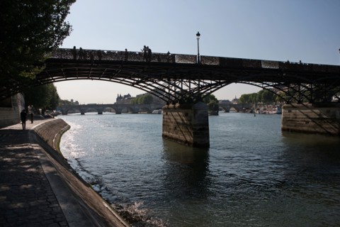 Quai Francois Mitterrand (Quai Des Tuileries) Berges de Seine, Pont Des Arts Et Institut de France, Quai De Conti En Face