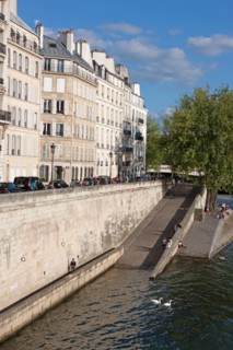 Ile Saint Louis, vue sur le quai De Bethune Et La Seine