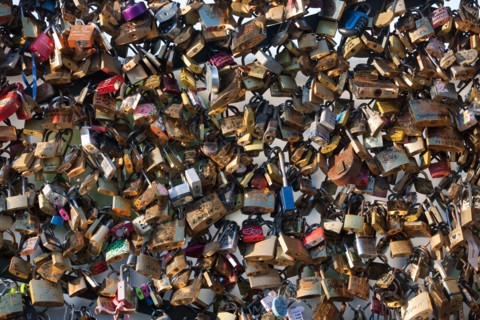 Pont Des Arts, Cadenas d'Amour Sur Les Grilles