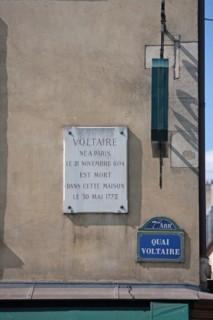 Quai  Voltaire, Detail De La Plaque Memoire De La Mort De Voltaire