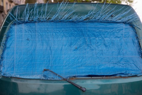 Bache bleue sur un parebrise