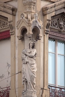 Lyon, sculpture d'angle Place des Cordeliers